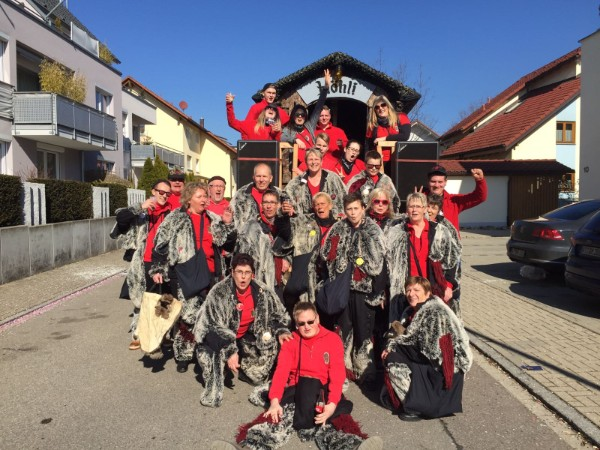 Höhli-Teufel Gruppe vor dem Wagen