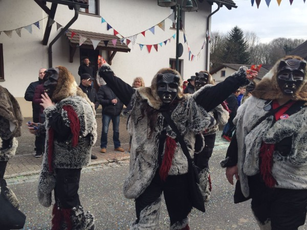 Höhli-Teufel im Häs beim Umzug