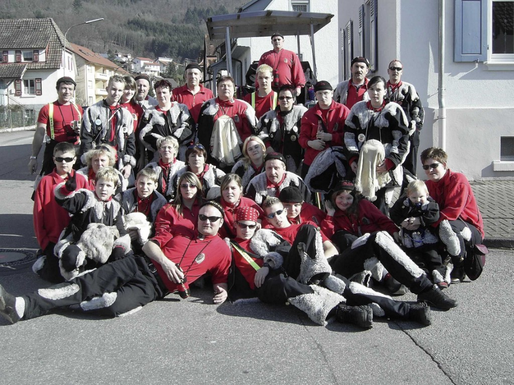 Höhli-Teufel Gruppenbild in rot und Häs
