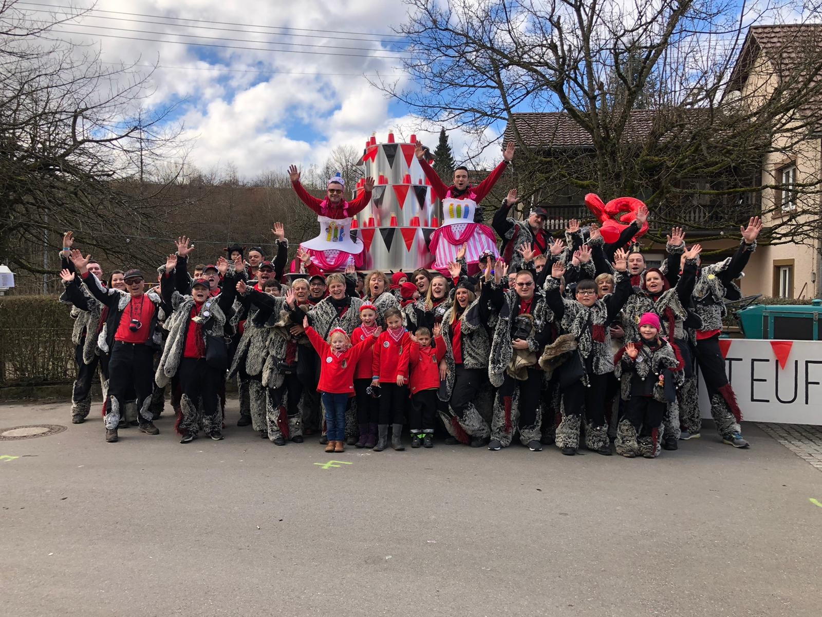 Höhli-Teufel vor dem Wagen der aktuellen Kampagne
